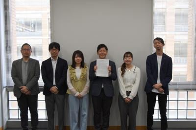 青木さんと黒野さんの指導教員の東田明教授（左から2人目）と新美潤一郎准教授（右）を交えた記念撮影