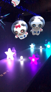 店内テーブルの上を宇宙遊泳するソラちゃん、ユメちゃん