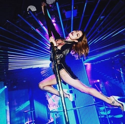 パリの老舗キャバレーのような世界観をモチーフに 妖艶で煌びやかなポールダンスを楽しむクラブパーティーを開催！