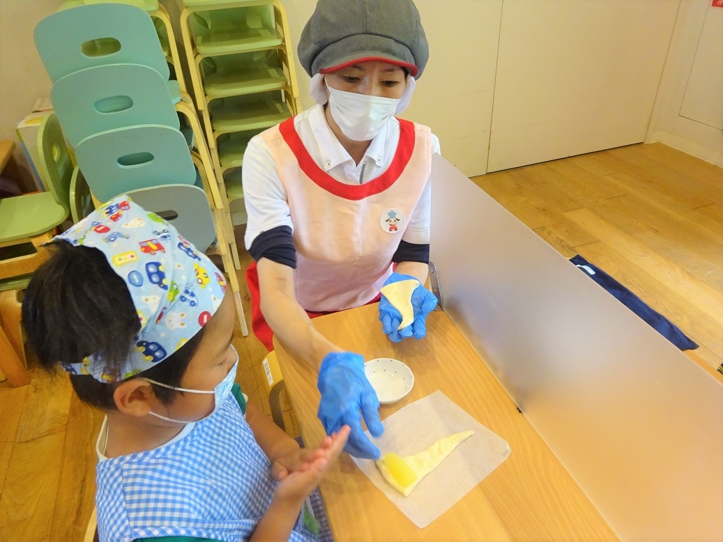 シダックス×サンマルクカフェ 保育園・幼稚園では初の食育企画 子供たちへ「クロワッサン手作り体験」を実施