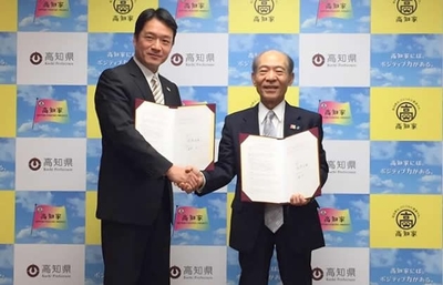 調印式で握手を交わす高知県知事　尾﨑正直（左）と近畿大学学長　塩﨑均（右）