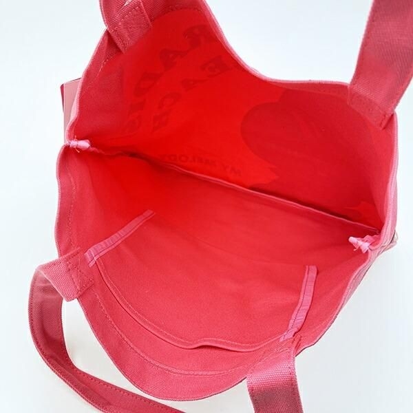 日焼け姿のマイメロディのバッグ