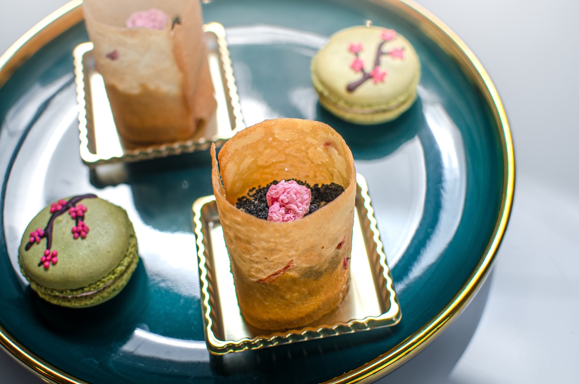 中段:抹茶と桜のバタークリームのマカロンと選べるスイーツ