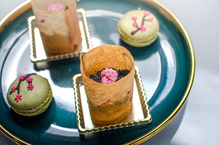 中段:抹茶と桜のバタークリームのマカロンと選べるスイーツ
