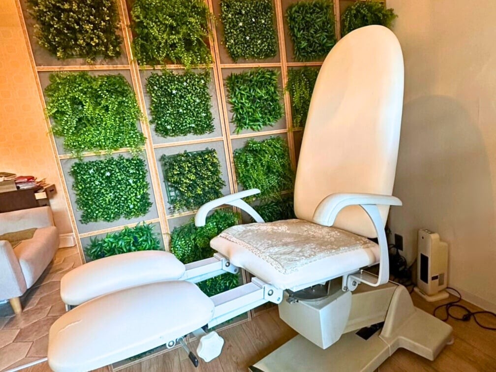 「ドイツ製チェアを導入し、清潔で快適な施術環境を整備」