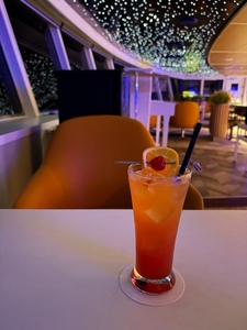 VIPラウンジでは夜のライブも楽しめます