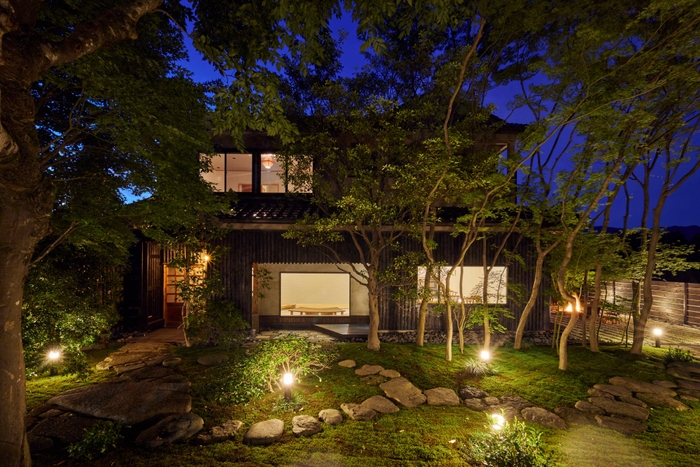灯りに浮かぶ庭園と建築美