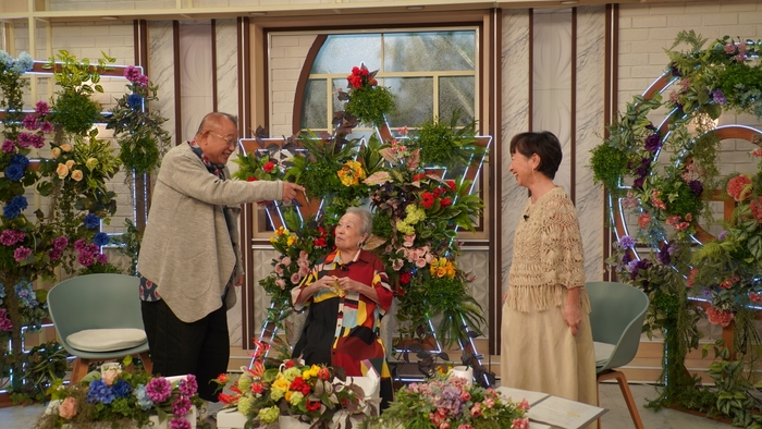 今回も元気に立ち上がる鶴瓶さんと阿川さんと、優しい笑顔で見つめる中村さん。