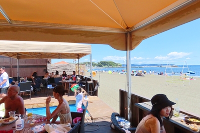 海の家でまったり過ごす