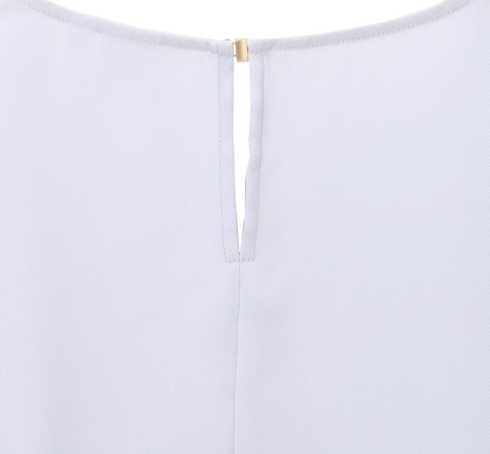 背中のゴールドの釦