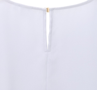 背中のゴールドの釦