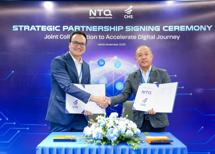 NTQ社 President and CEO Pham Thai Son(左)、シイエヌエス社 代表取締役社長 関根 政英(右)