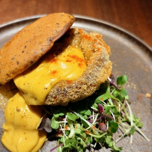 ゼンブマッシュルームバーガー（サラダ付き）／1,700円