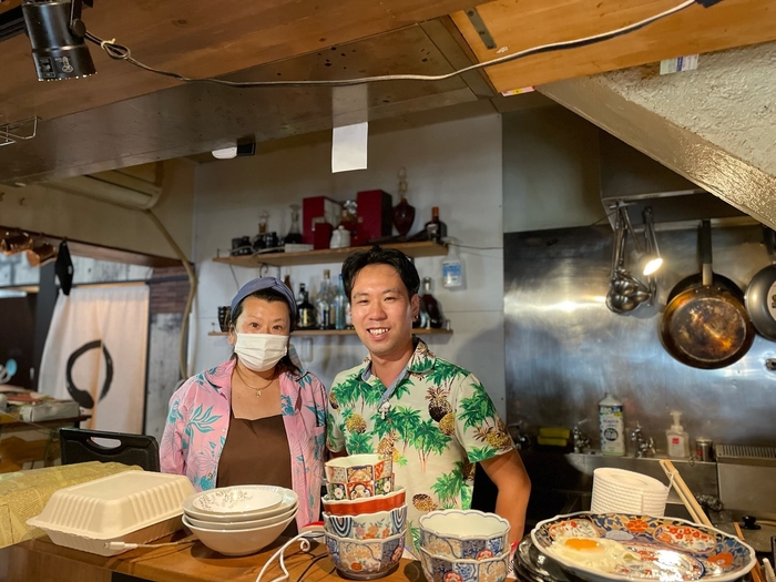 店主の堀江公平さん(右)と姉の堀江千春さん(左)