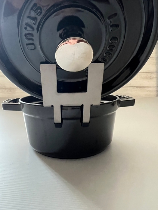 重たい鍋ふたもしっかり置けます