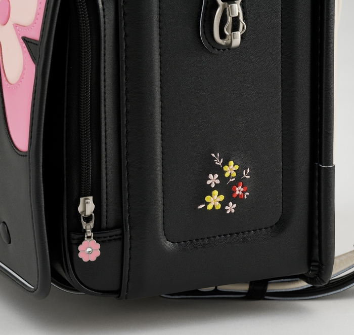 マチとポケットに施された花の刺繍