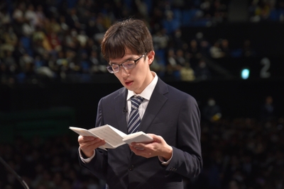 修了生答辞を述べる土田さん