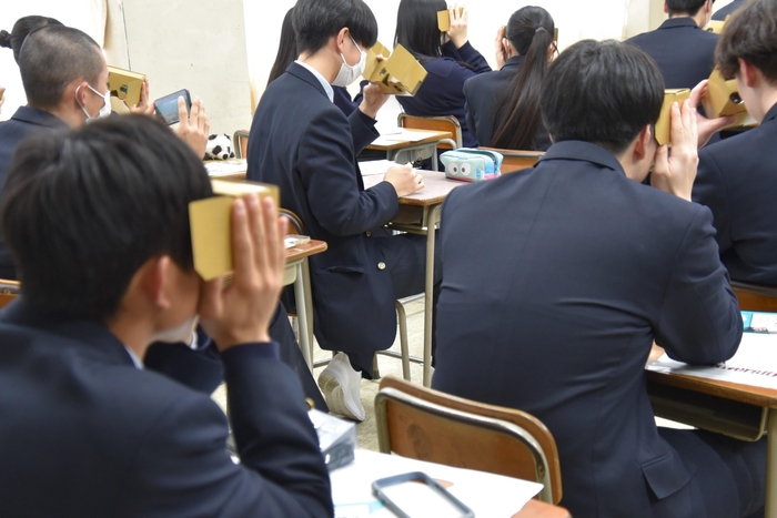 ゴーグルとスマホでVRを体験する生徒たち