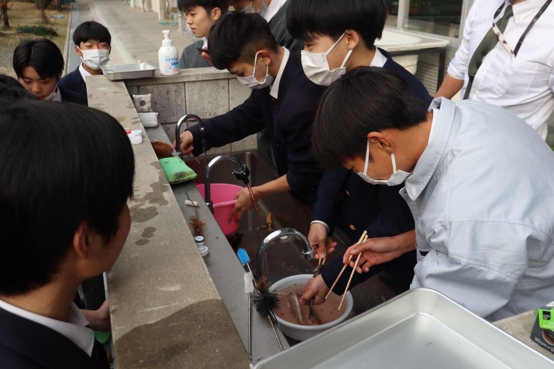 続いて内蔵を取り出してウロコを取ります