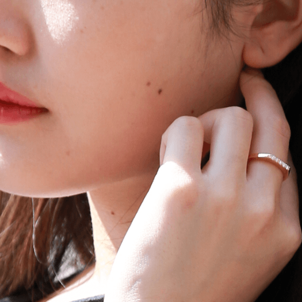 5石が平面に連なる「Polaire Alison(ポレール アリソン)」