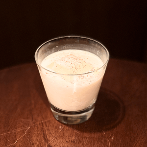 「ミルクメイド・パンチ」 　『牛乳を注ぐ女』の素朴で温かみのある日常をイメージした一杯