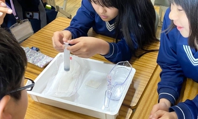 近畿大学附属小学校が、月経に関する体験型特別授業を実施　女性用下着メーカー協力のもと、4年生が男女合同で月経を学ぶ