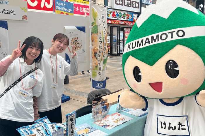 トイメディカル株式会社スタッフ(左)と健やか生活習慣くまもと県民運動キャラクター 「ASO坊健太くん」(右)