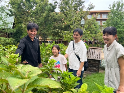 ガーデンスタッフ（左）が、植物やガーデンの取り組みについてご案内します