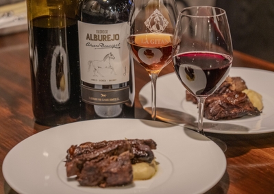 ペアリング一例：ベリーの風味豊かな赤ワイン or シェリー、オロロソとスペアリブのスパイス煮込みのペアリング。仕入れにより鹿肉や猪肉といったジビエも