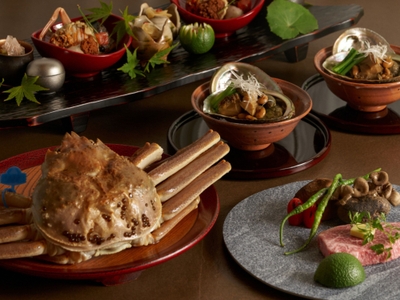 活松葉蟹と銘牛、一品付き会席　※２名様一例