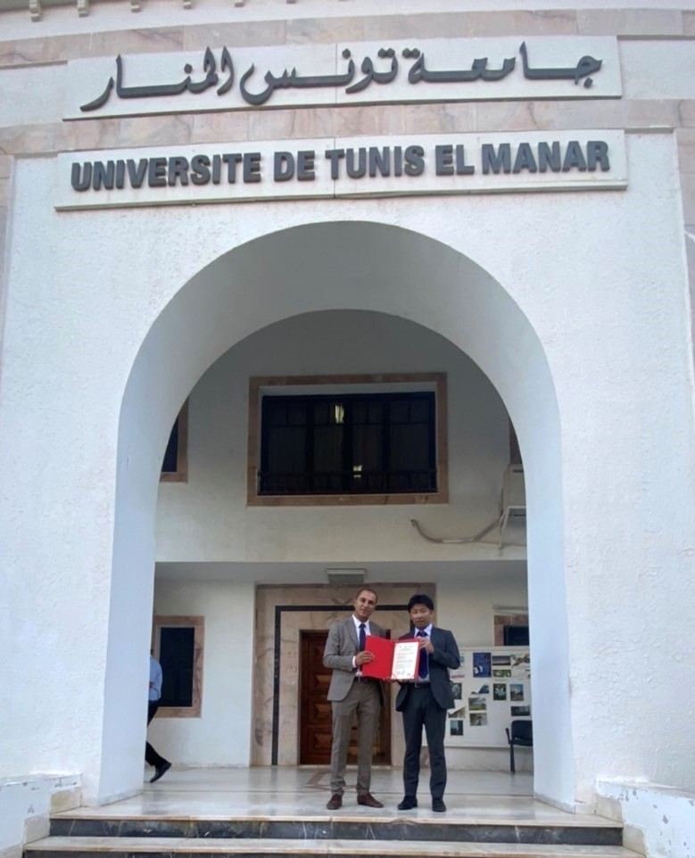 チュニスエルマナール大学 学長(左)と辻准教授(右)
