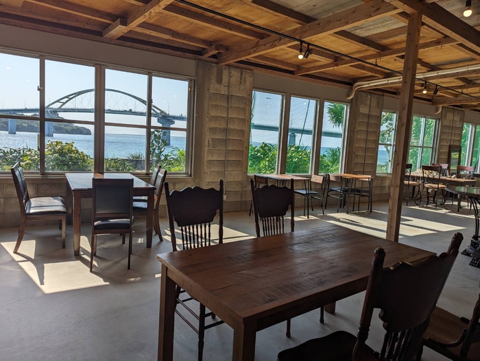 店内からのオーシャンビューの眺め