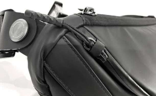 メインコンパートメントのファスナーのグリップにはセキュリティを目的とした「プルストリング」を付けました。