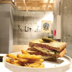 ホットサンド(ポテト付き) © NIPPON ANIMATION CO., LTD.