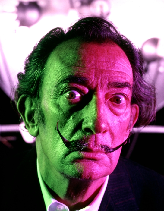 フィリップ・ハルスマン《交わる照明》1967年 (C) The Philippe Halsman Archive