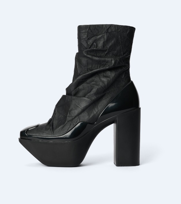 ハイヒール＋分厚いプラットフォームのバランスが取れたハイブリッドプラットフォームブーツ 税込価格216,700円