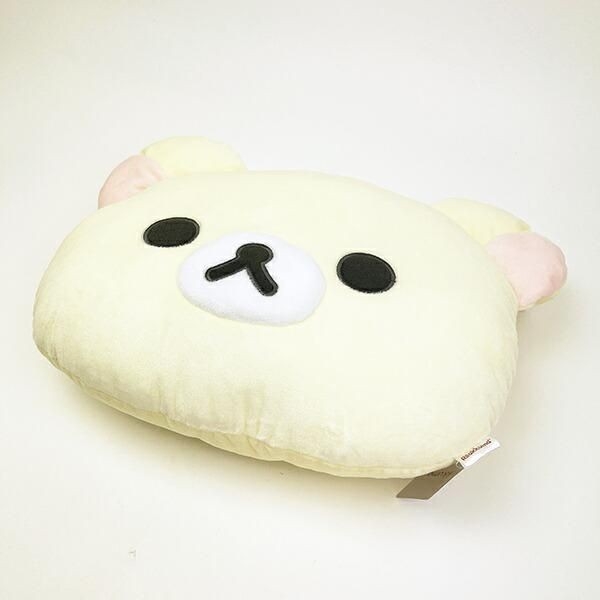 リラックマのもちもち癒しのクッション。フェイスデザインが愛嬌たっぷりです。