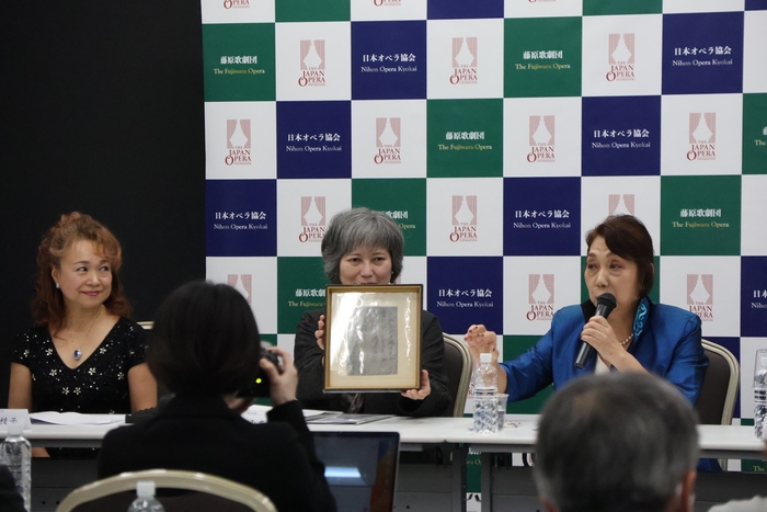 中央:ゆかりの品を持つ大石みちこさん