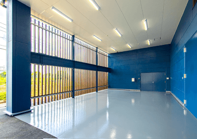 完成した製品を出荷する際に使うピロティは天井高が約5m