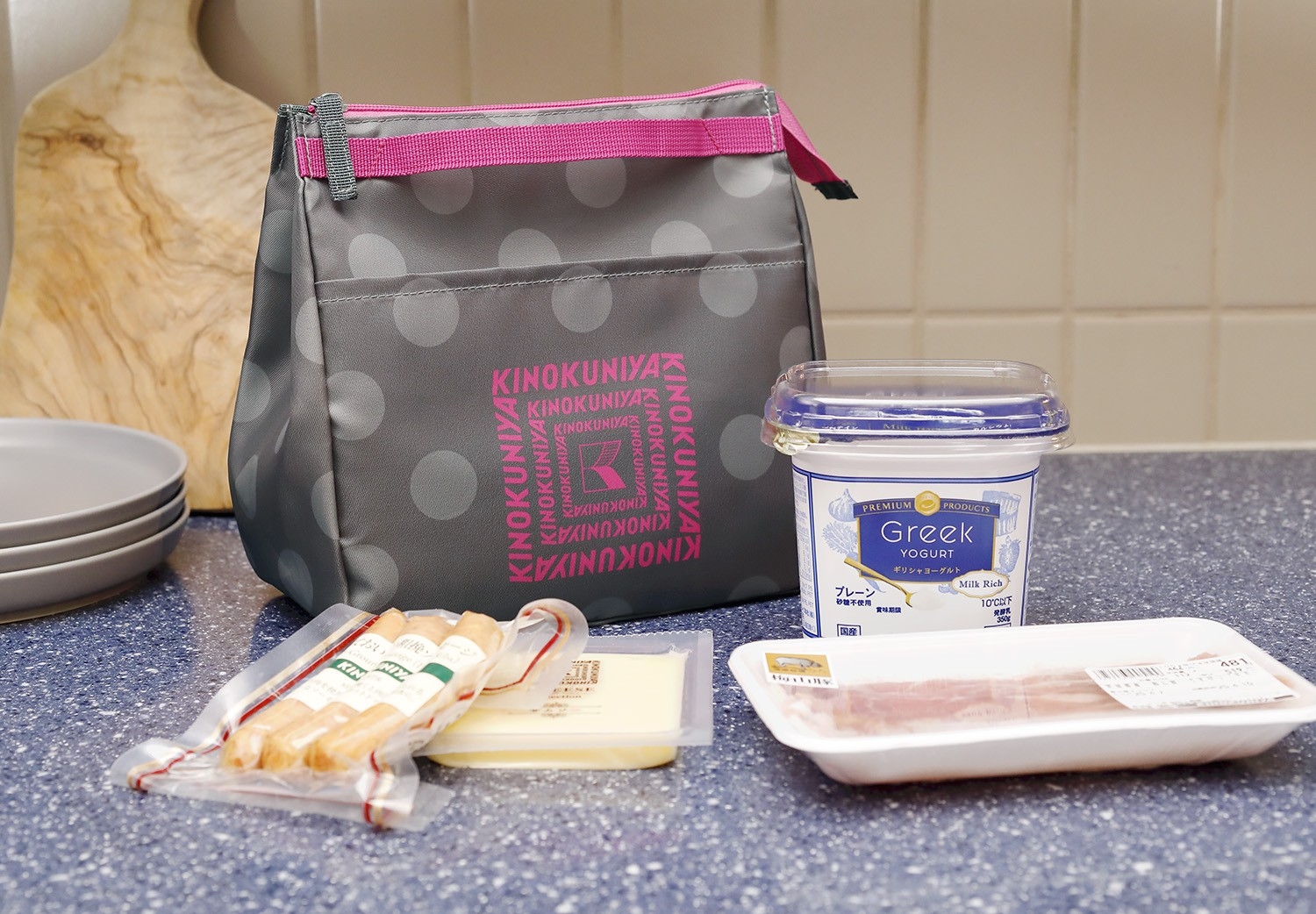 「紀ノ国屋のたっぷり保冷ポーチ」〈ドット〉7月3日号増刊付録(セブンネットショッピング、セブン-イレブン限定)使用イメージ