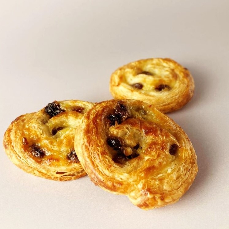 麻布台ヒルズ店限定「ミニ・パン・オ・レザン」270円