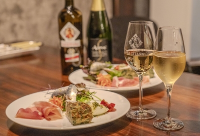 ペアリング一例：スパークリングワイン or ドライシェリー（マンサニージャなど）とオードブル盛り合わせ。野菜はオーナーの自家栽培もふんだんに使用