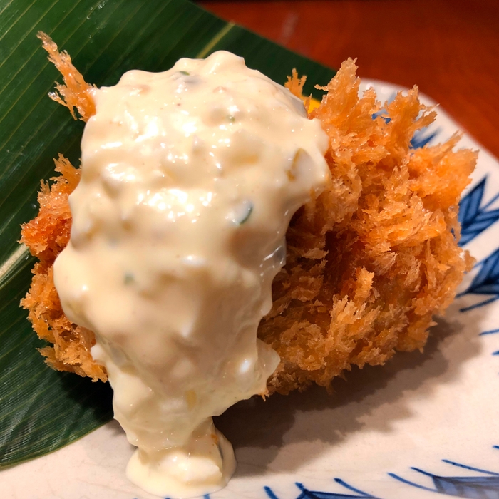 かつ吉の名物「冬のカキフライ」タルタルソースをたっぷりかけてお楽しみ下さい!