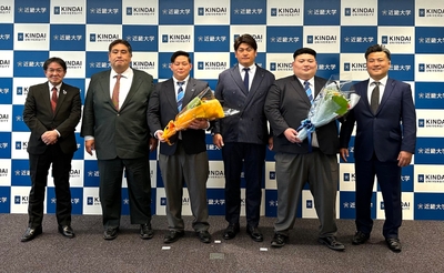 記者会見での記念撮影の様子(左から、相撲部部長 山口仁宏、二子山親方、三田大生選手、立浪親方、山崎勝磨選手、相撲部監督 阿部智志)