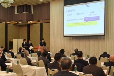 活動報告と支援を依頼した自動車技術研究会の学生たち