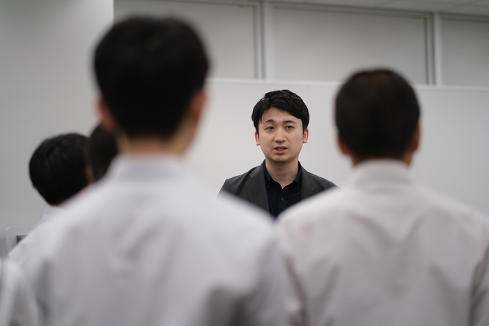 オフィス内を見学する様子