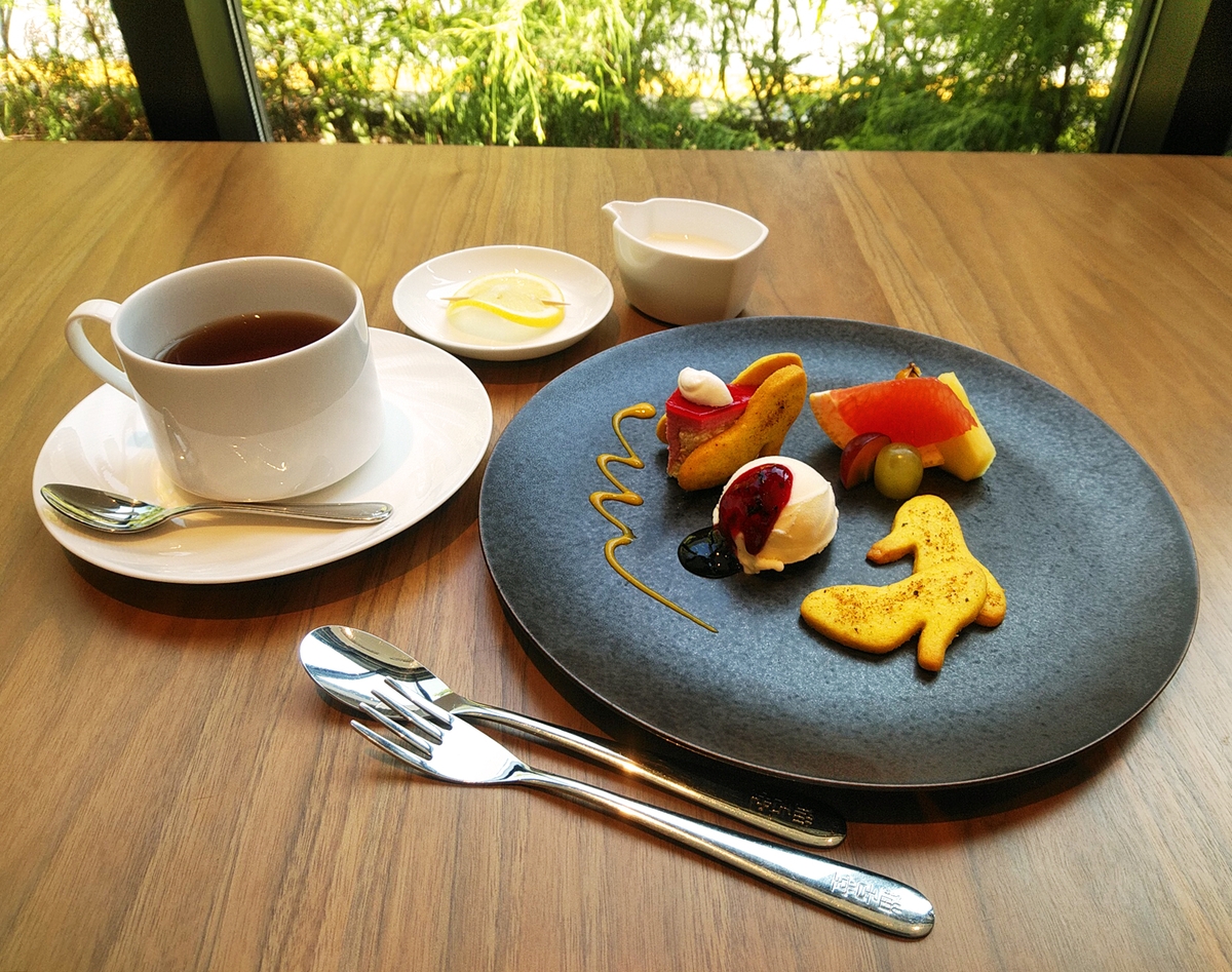 【ホテル エルシエント大阪】曽根崎の地元のスター、ドラァグクイーンの活躍を応援! 舞台「リプシンカ ~ヒールをはいた男!?たち~」のシンボル、ハイヒールをクッキーにして限定販売