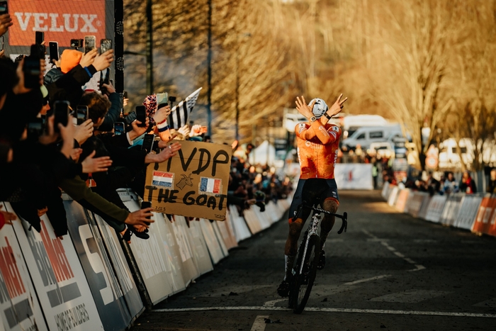 「7」ポーズでフィニッシュラインを越えるマチュー・ファンデルプール Photo: Nobuhiko Tanabe