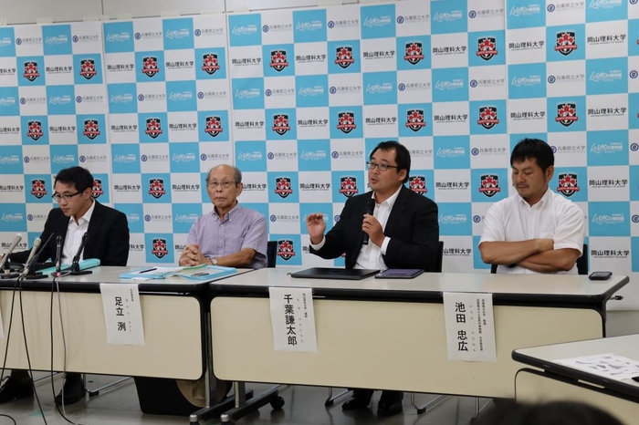 記者会見する(左から)田中准教授、足立さん、千葉講師、池田教授