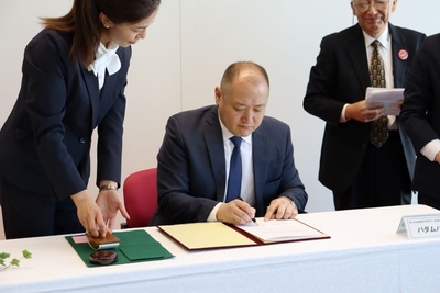 署名するバダムハタン所長